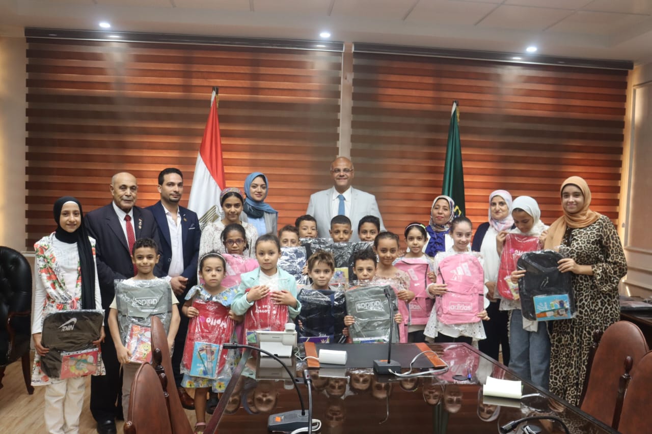 تسليم الحقيبة المدرسية تسليم الحقيبة المدرسية