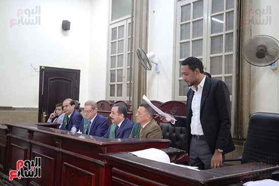 Session secretary at the beginning of the trial