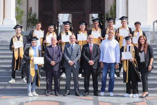تسليم شهادات التدريب العملي لطلبة الجامعات تسليم شهادات التدريب العملي لطلبة الجامعات