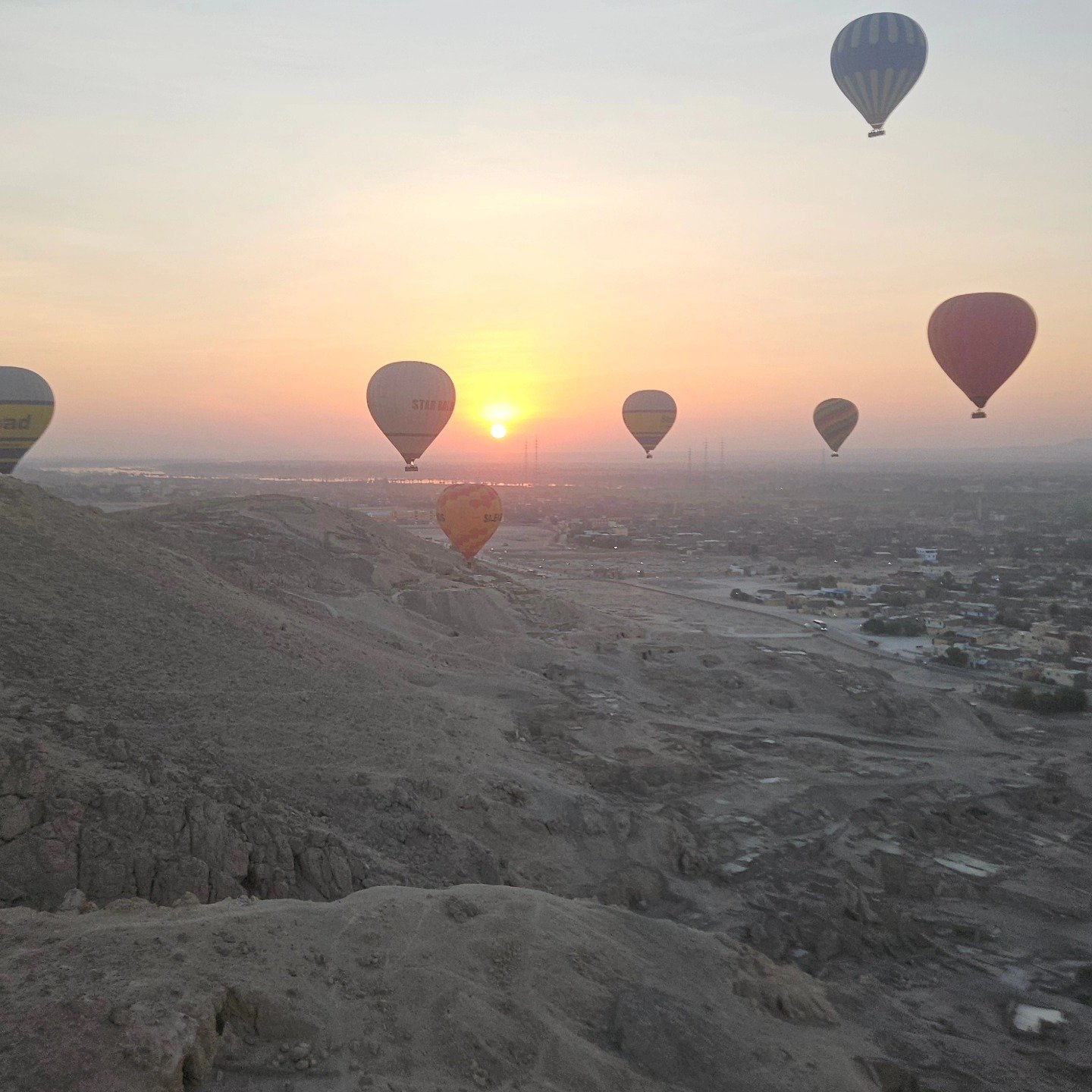 تحليق 850 سائح في السماء على متن 44 رحلة بالون