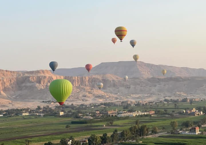 سماء الأقصر تشهد تحليق 850 سائح في السماء