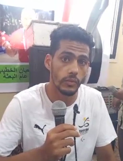 محمد حمدي لاهب منتخب  مصر طائرة جلوس 