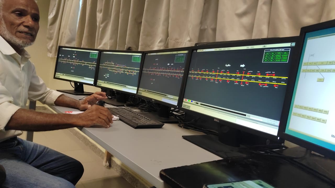 شاشات بأبراج الاشارات المتحكمة فى مسير القطارات