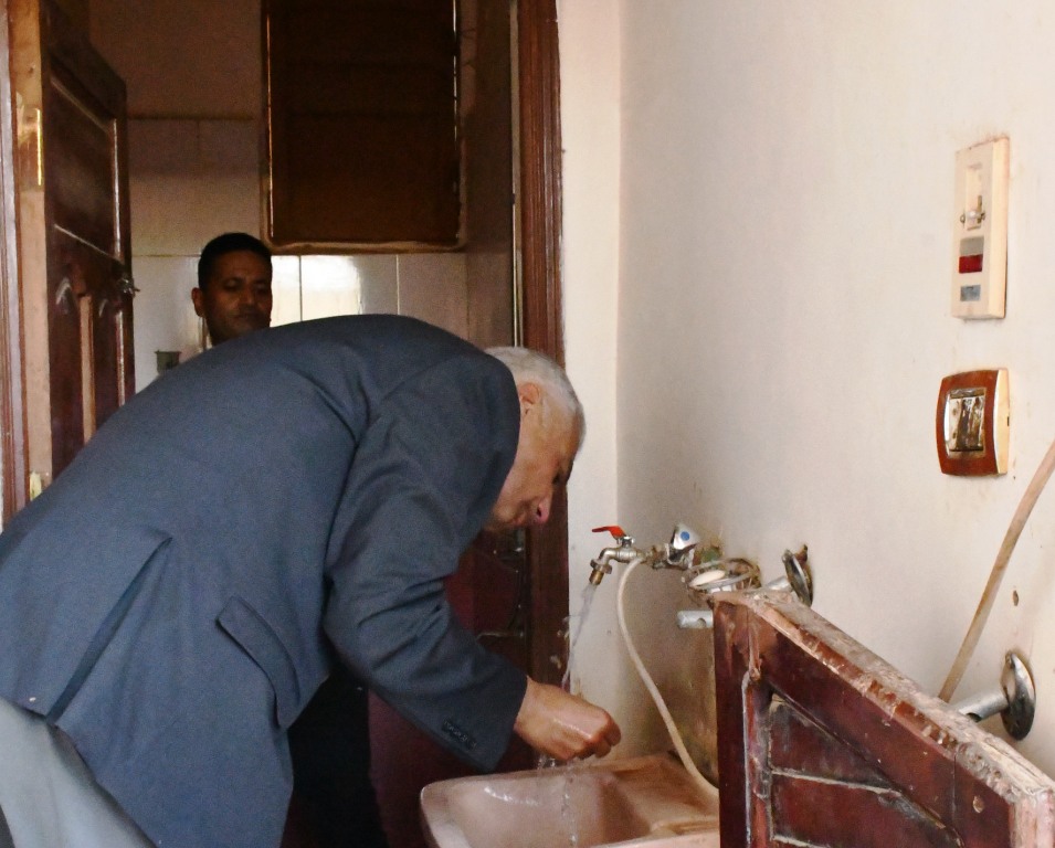 محافظ أسوان داخل منازل الأهالى محافظ أسوان داخل منازل الأهالى