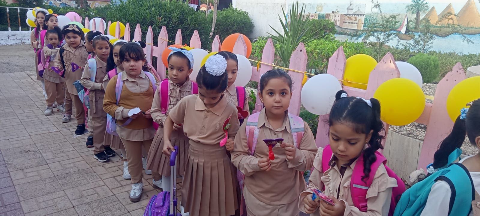 توزيع هدايا على الأطفال توزيع هدايا على الأطفال
