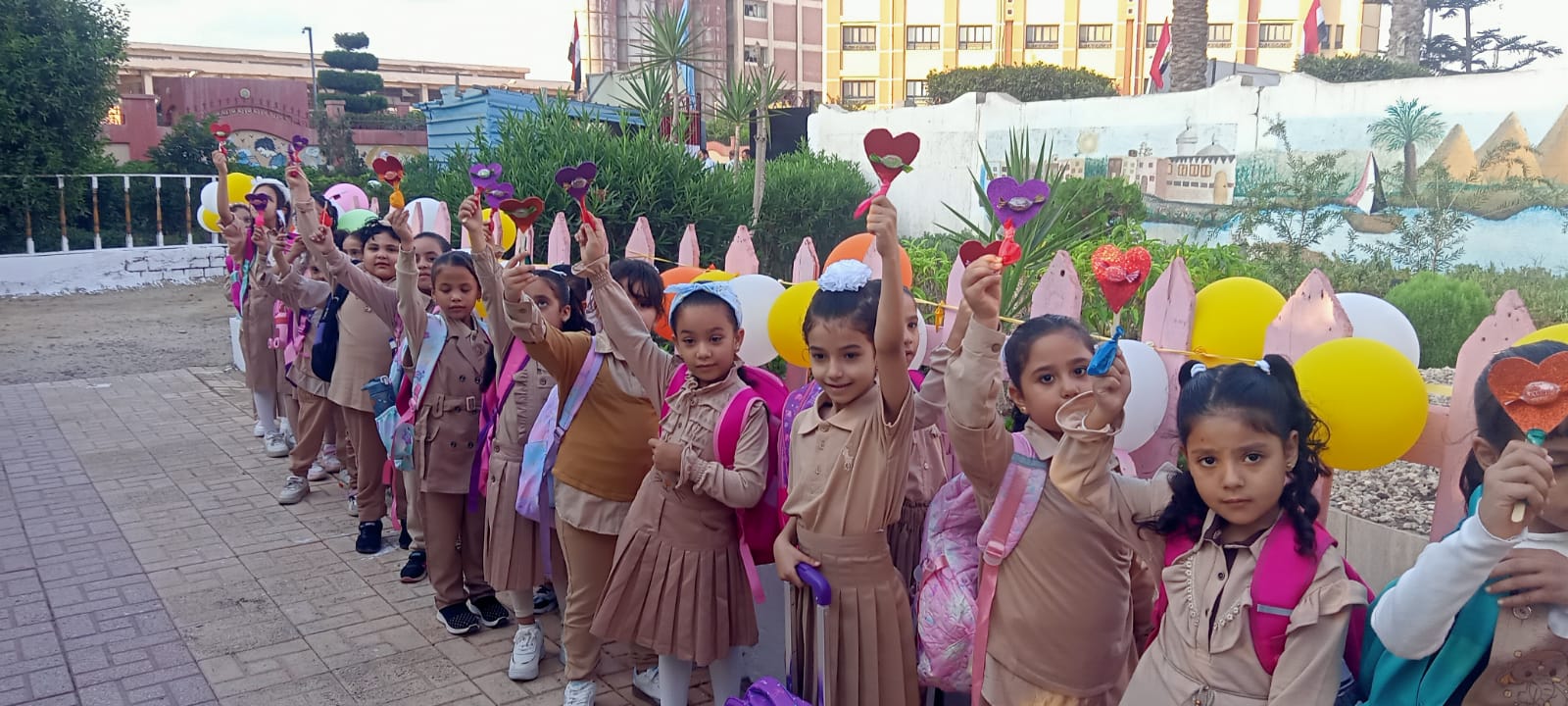 فرحة الأطفال بأول يوم دراسي فرحة الأطفال بأول يوم دراسي