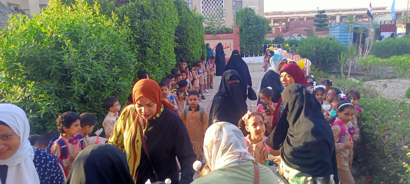 جانب من استقبال الأطفال جانب من استقبال الأطفال