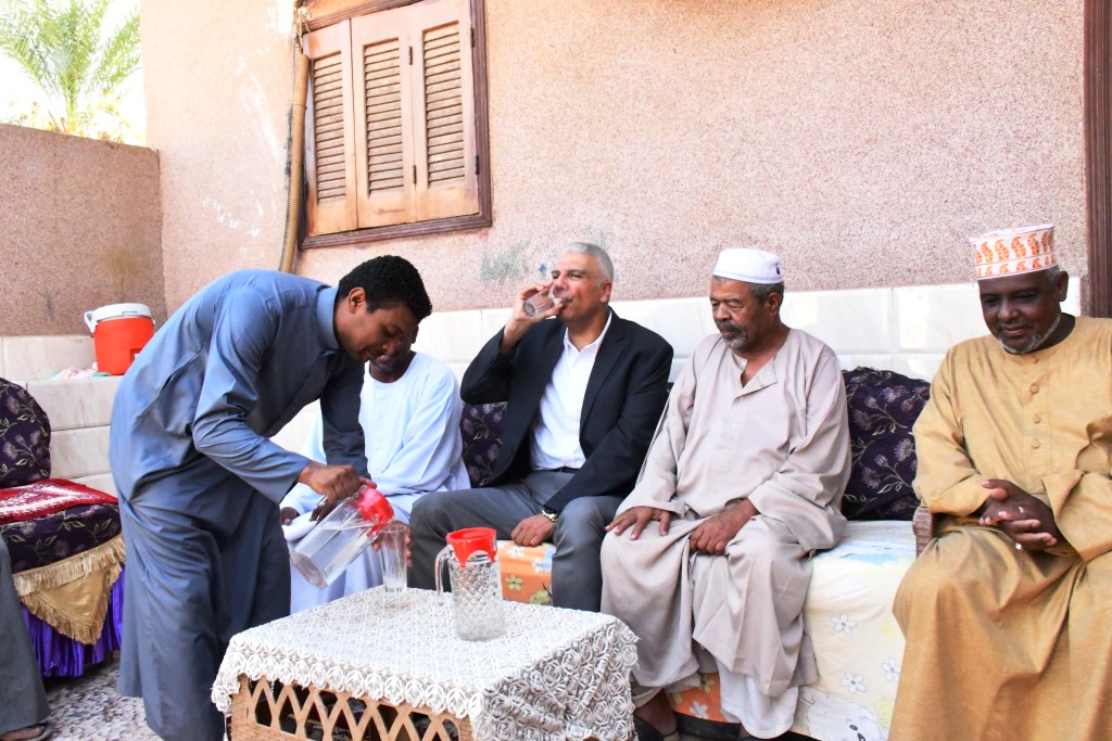 محافظ أسوان يتناول المياه مع أهالى أبو الريش محافظ أسوان يتناول المياه مع أهالى أبو الريش