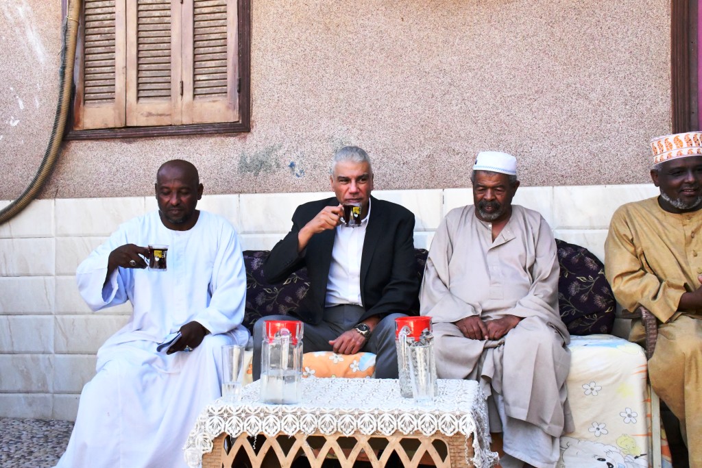 محافظ أسوان يتناول الشاى مع الأهالى محافظ أسوان يتناول الشاى مع الأهالى