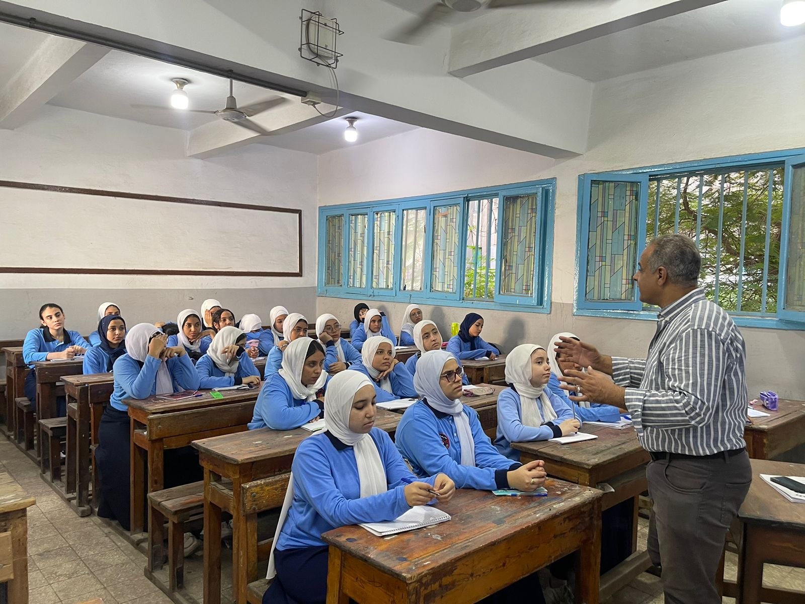 انتظام طالبات أولى ثانوى بالجيزة في فصولهم