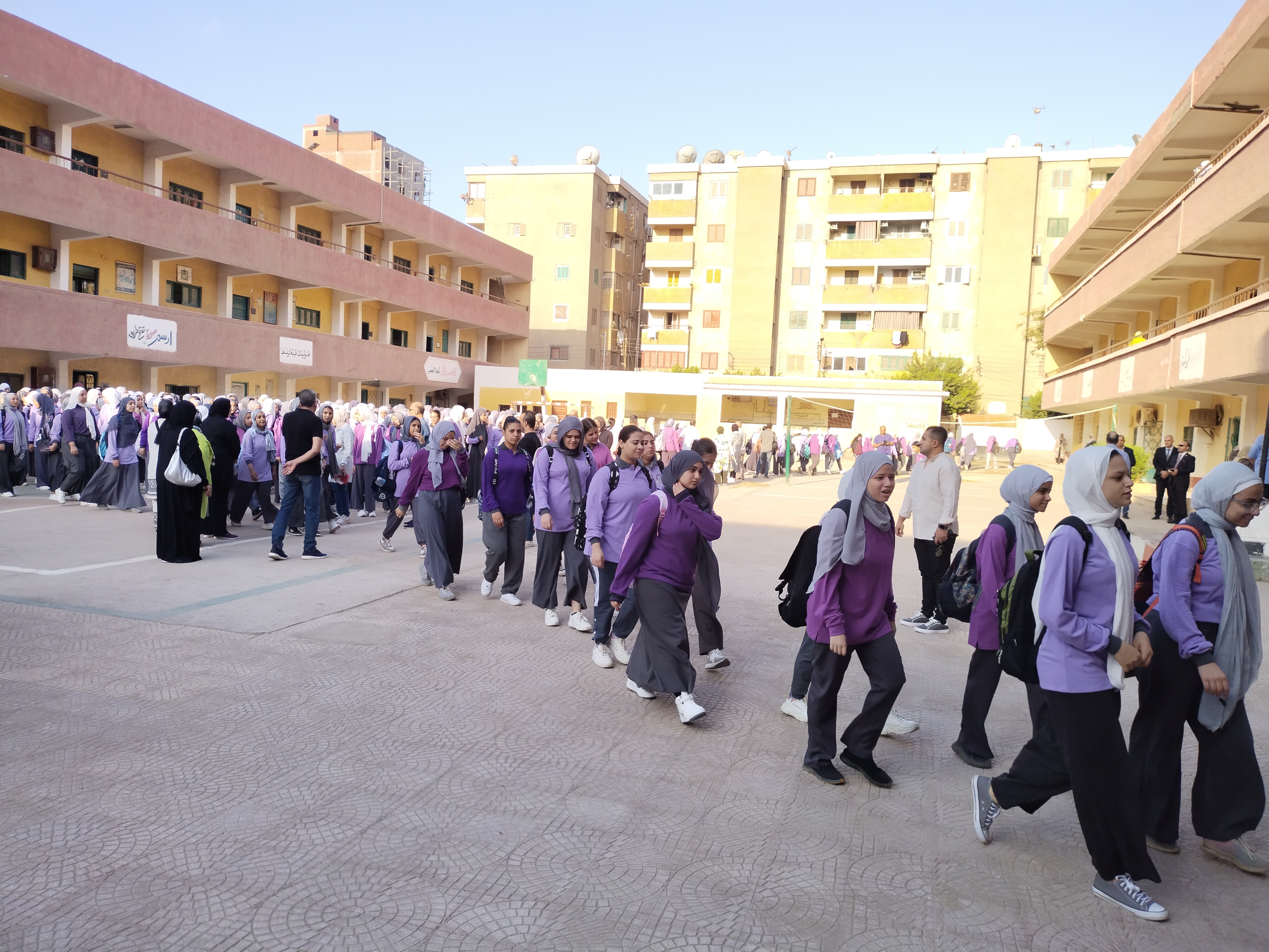الطلاب يتوافدون إلى المدارس يتوافد الطلاب على المدارس