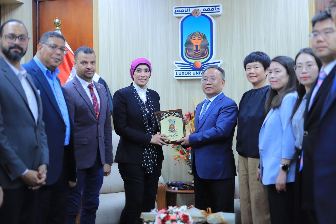 هدايا تذكارية فى لقاء وفد جامعة جوانجدونج الصينية لبحث التعاون المشترك