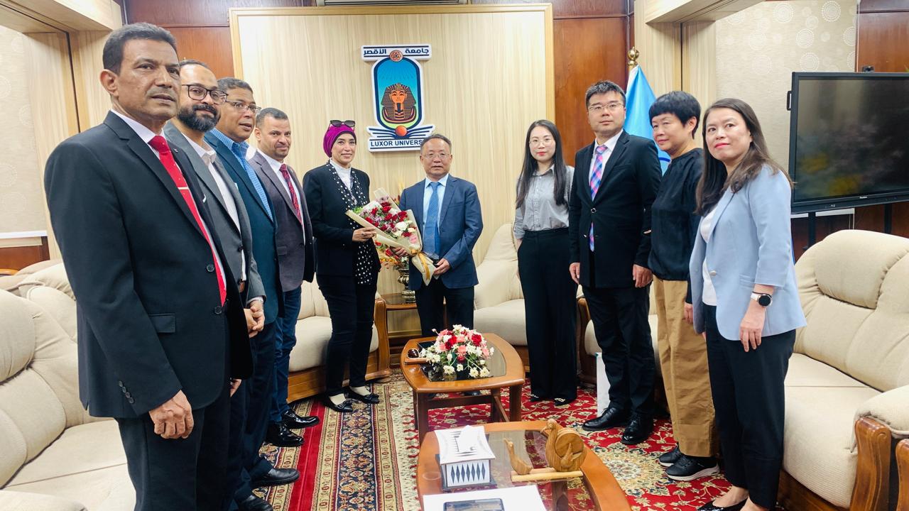 رئيس جامعة الأقصر تستقبل وفد جامعة جوانجدونج الصينية