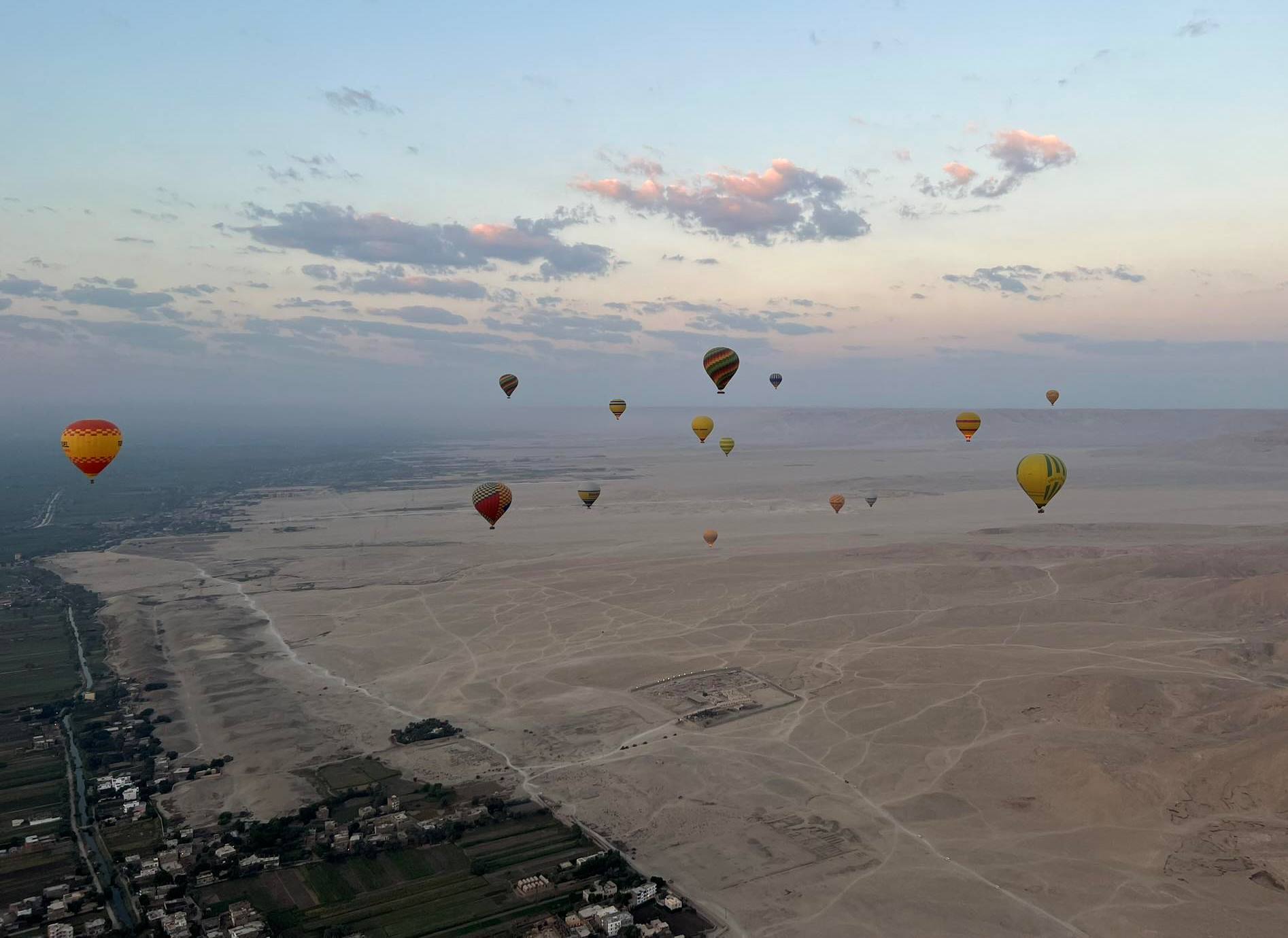 البالون الطائر غرب الأقصر بداية مبهجة لأيام السائحين