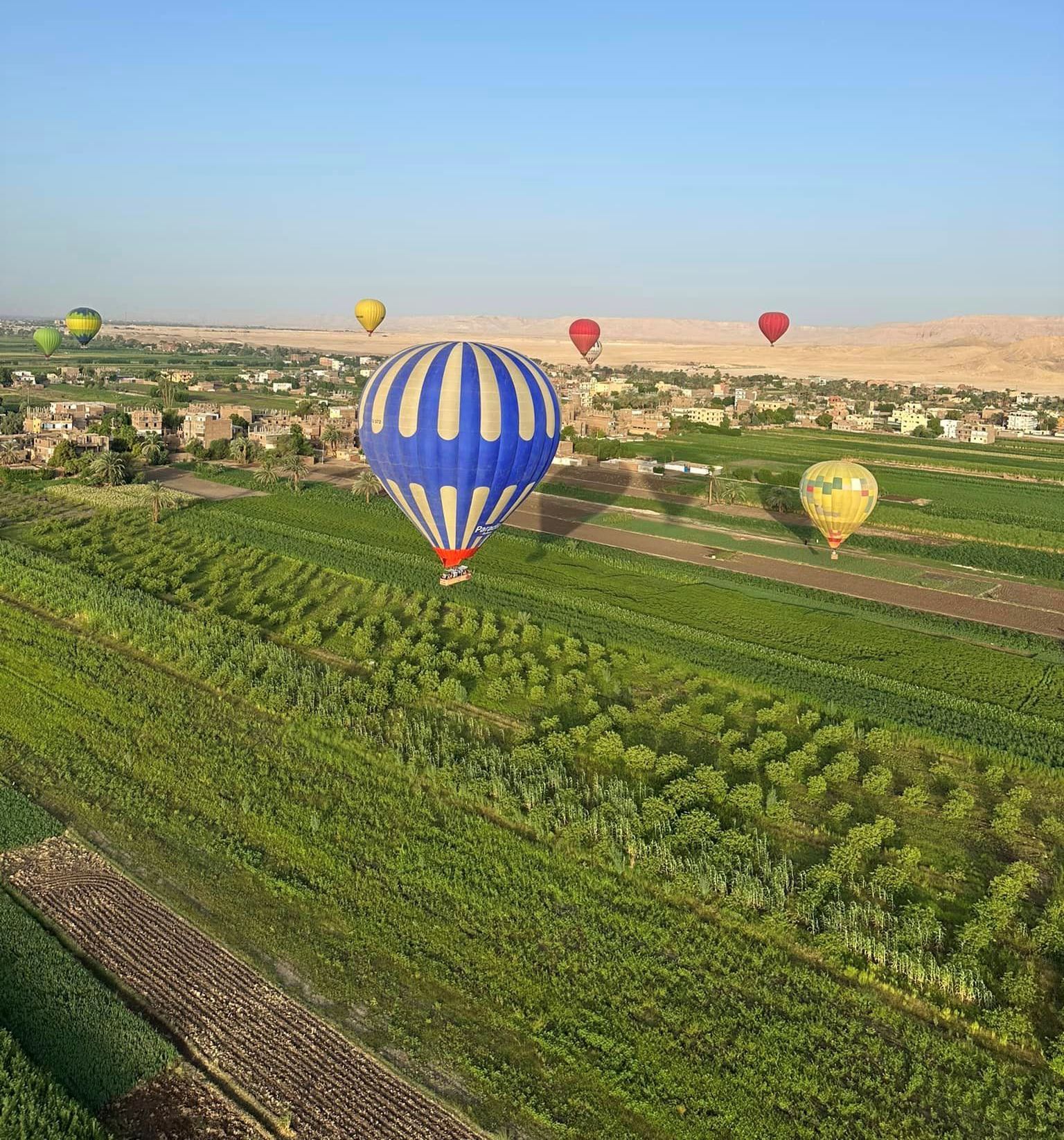 البالون الطائر يحلق فوق المشاهد الطبيعية الساحرة