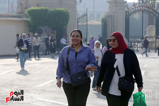 طلاب الجامعة بأول يوم دراسي