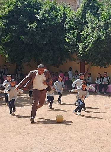 مدير مدرسة مع التلاميذ