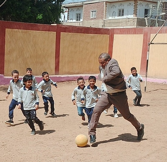 لعب الكرة في المدرسة