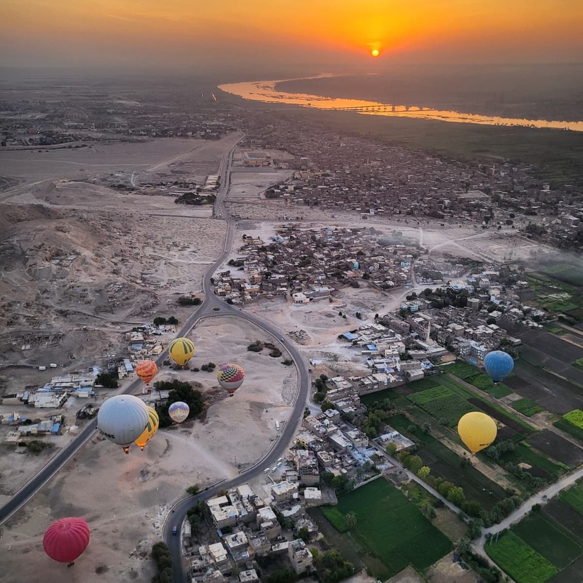 سحر شروق الشمس مع تحليق البالون بسماء الأقصر