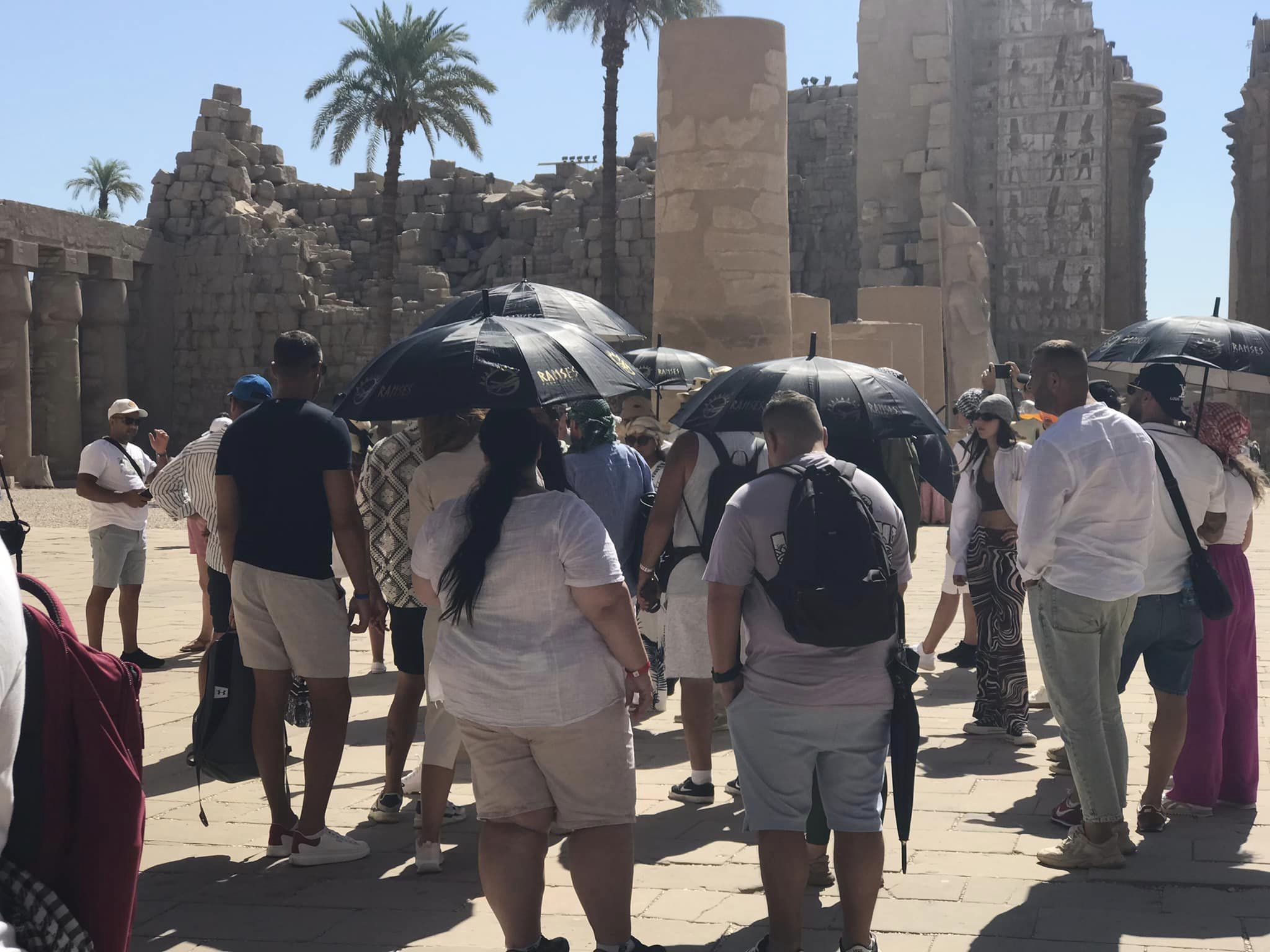 المجموعات السياحية تستمتع بمعابد الأقصر المجموعات السياحية تستمتع بمعابد الأقصر