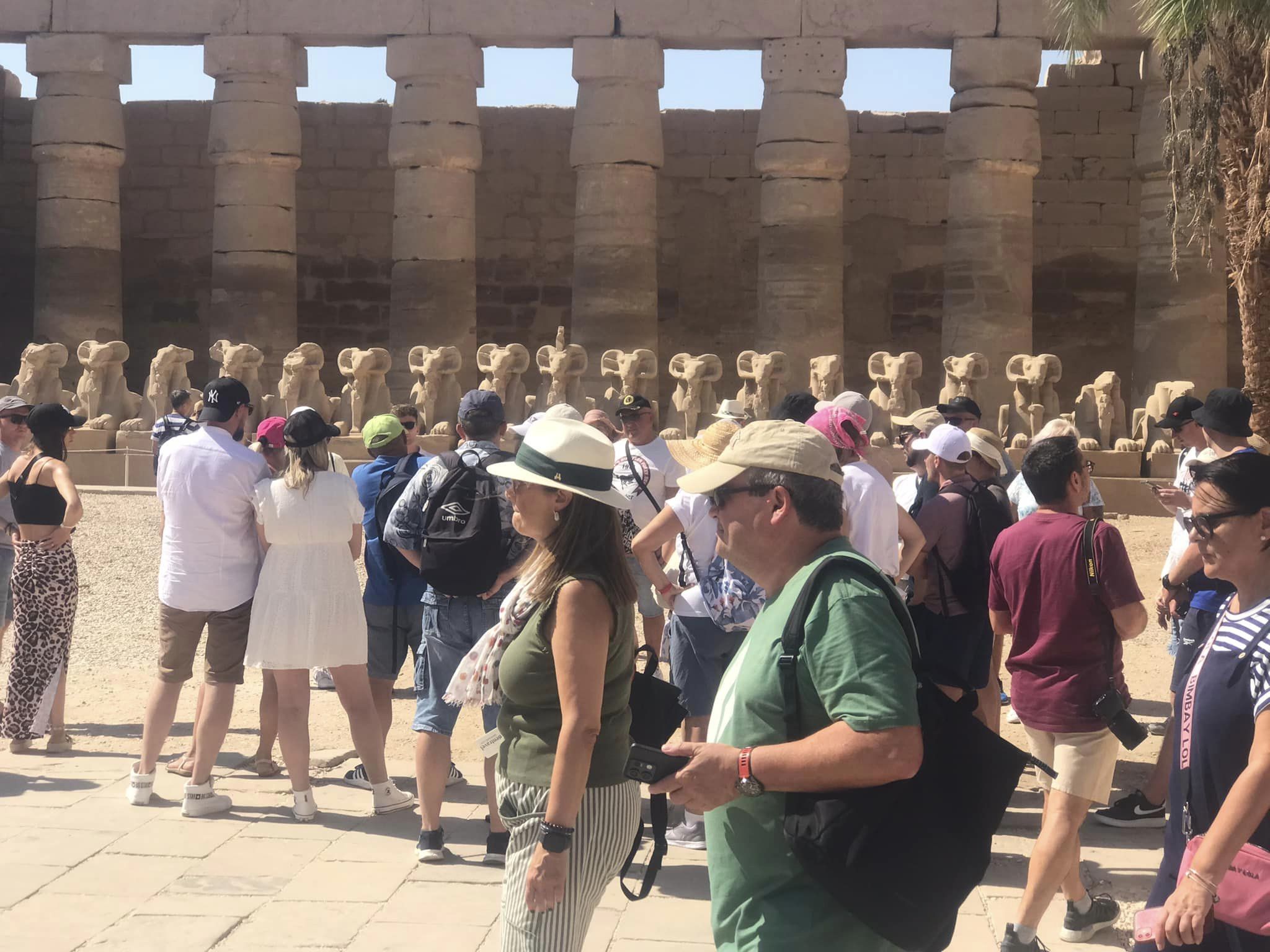 تتوافد مجموعات سياحية مميزة على معابد الأقصر بين طريق الكباش وقاعة الأعمدة تتوافد مجموعات سياحية مميزة على معابد الأقصر بين طريق الكباش وقاعة الأعمدة