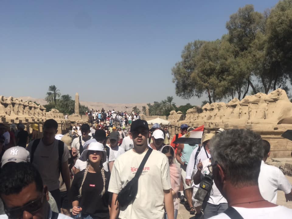 تتوافد مجموعات سياحية مميزة على معابد الأقصر الواقعة بين طريق الكباش تتوافد مجموعات سياحية مميزة على معابد الأقصر الواقعة بين طريق الكباش