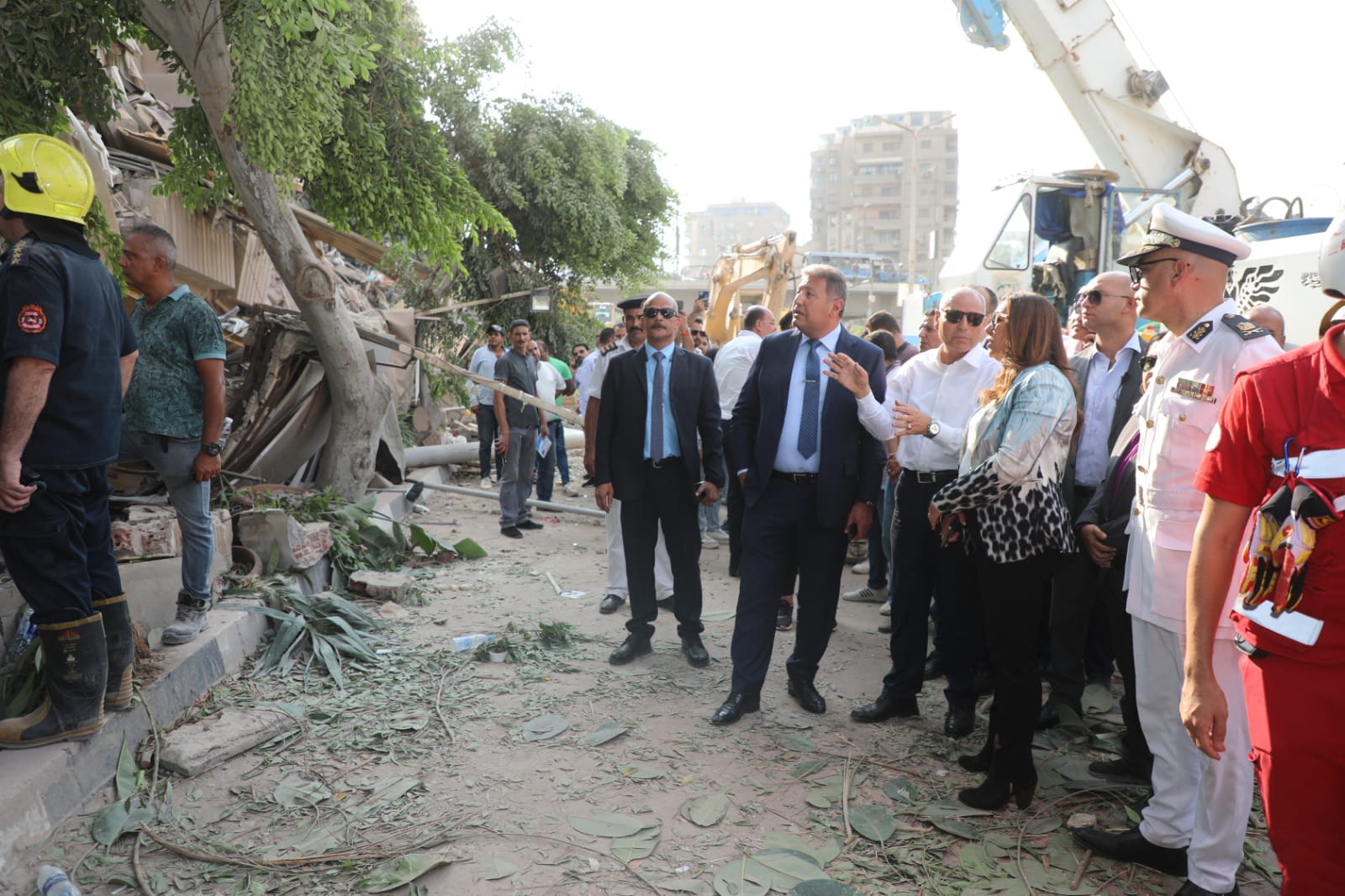 وزيرة التنمية المحلية تشرف على عمليات البحث عن ناجين  (2)