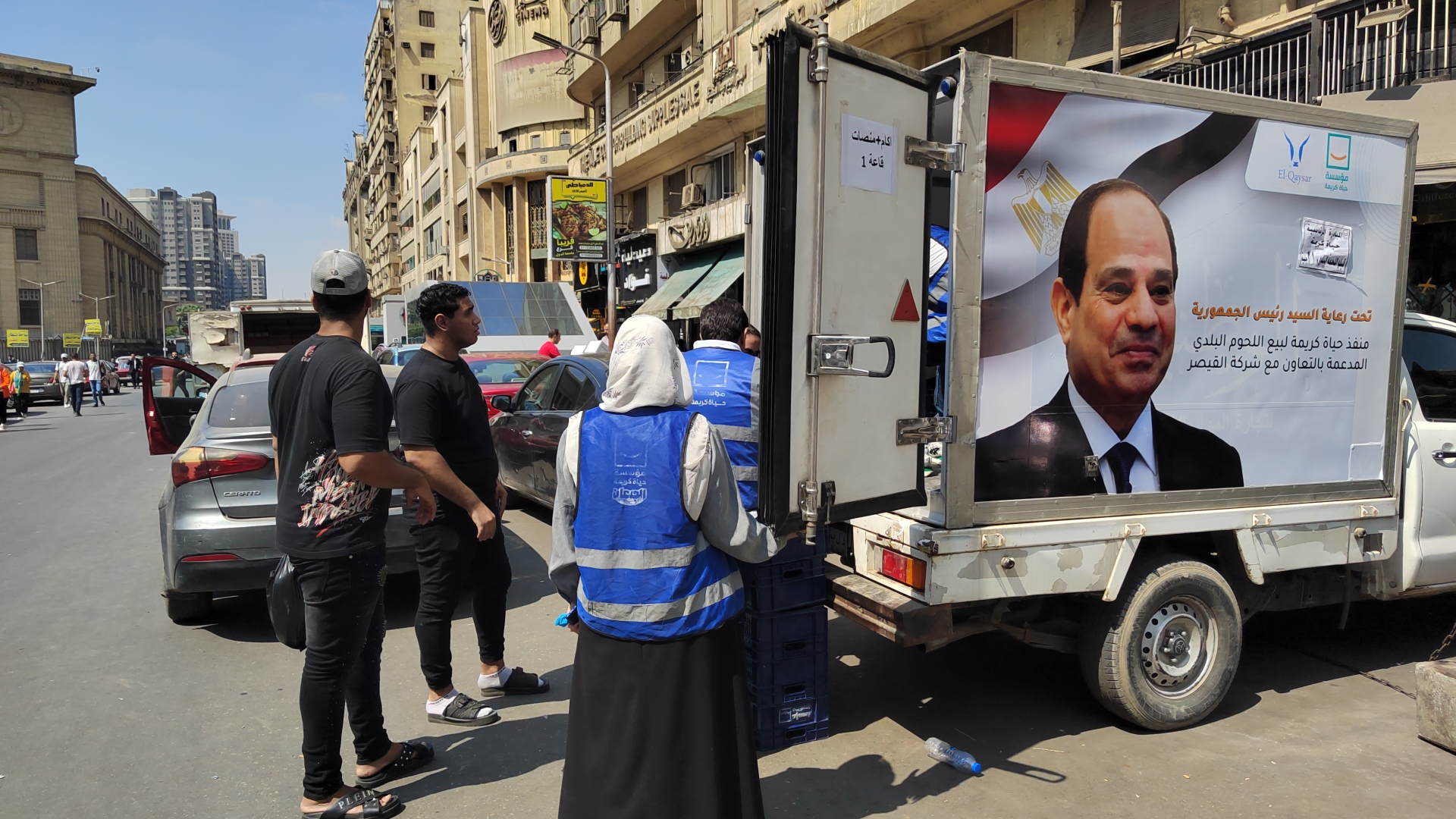 إقبال كبير على منافذ حياة كريمة لبيع اللحوم بوسط البلد