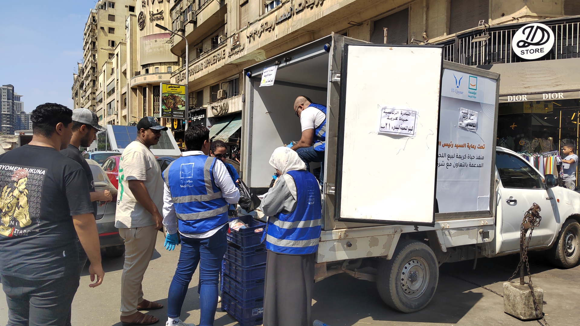 هناك إقبال كبير على منافذ بيع اللحوم في حياة كريمة هناك إقبال كبير على منافذ بيع اللحوم في حياة كريمة