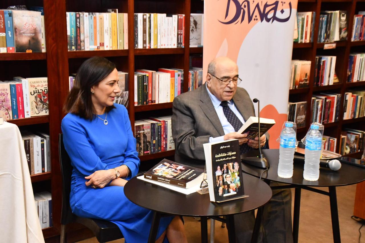الدكتور مصطفى الفقي يناقش الكتاب الدكتور مصطفى الفقي يناقش الكتاب