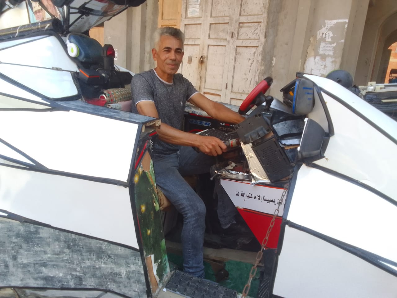 على ندا صانع أنتيك دمياطي على ندا صانع أنتيك دمياطي