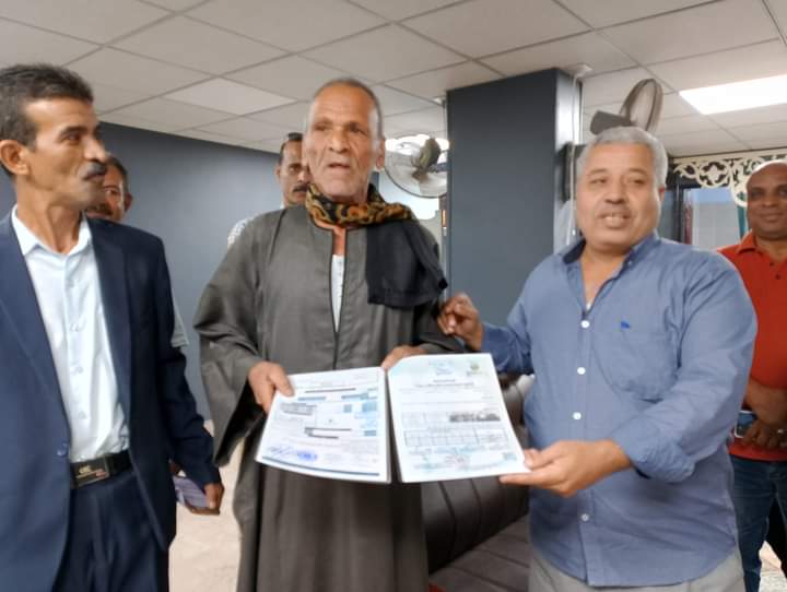 رئيس المركز خلال تسليم النماذج رئيس المركز خلال تسليم النماذج