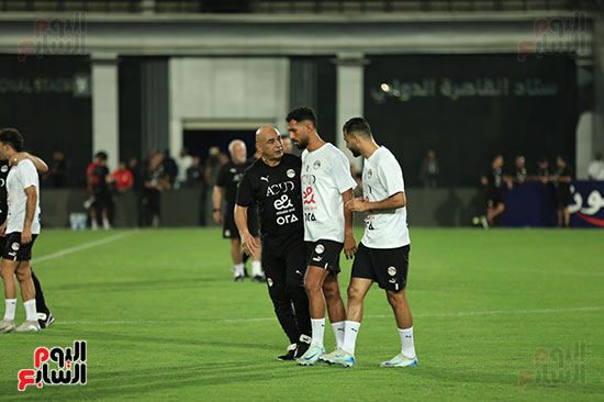 حسام حسن مع لاعبي المنتخب الوطني حسام حسن مع لاعبي المنتخب الوطني
