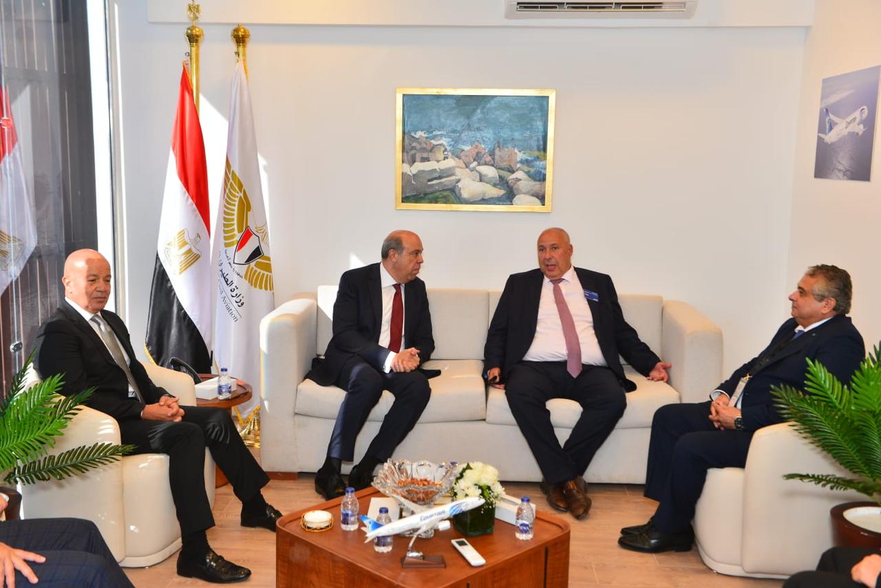 وزير الطيران يلتقي نائب الرئيس التنفيذي لشركة إيرباص لتعزيز التعاون المشترك (3)