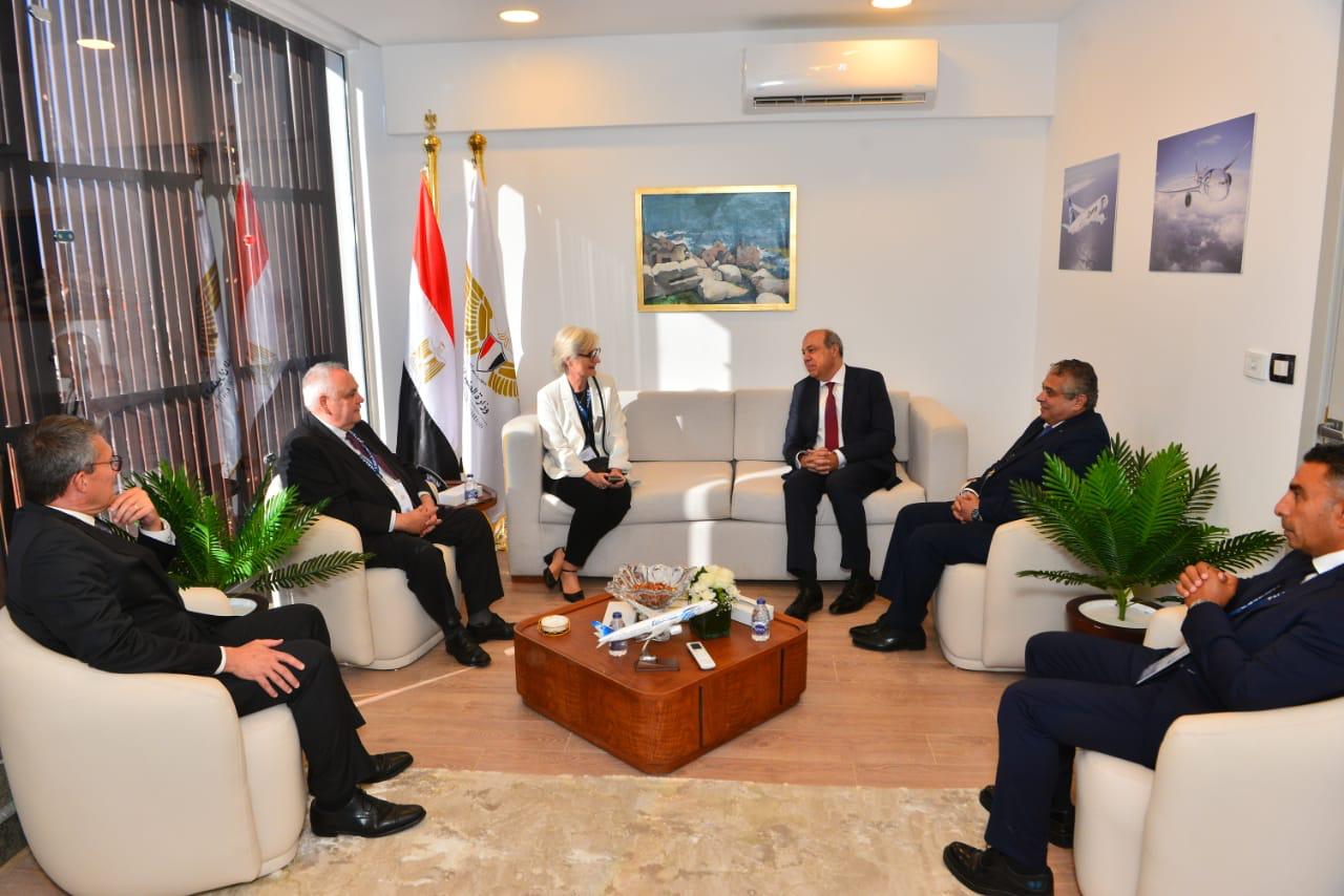 وزير الطيران يلتقي نائب الرئيس التنفيذي لشركة إيرباص العالمية لتعزيز التعاون المشترك (2)