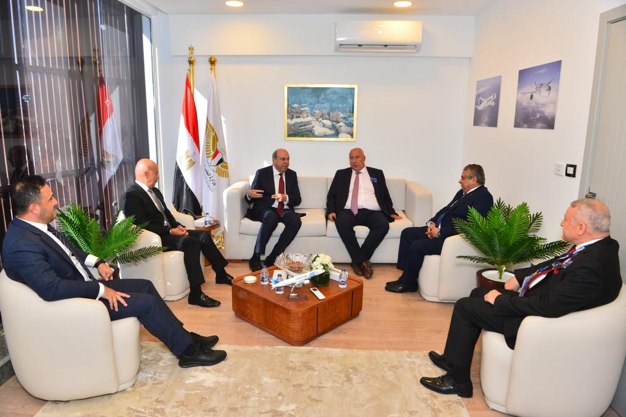 وزير الطيران يلتقي نائب الرئيس التنفيذي لشركة إيرباص العالمية لتعزيز التعاون المشترك (4)