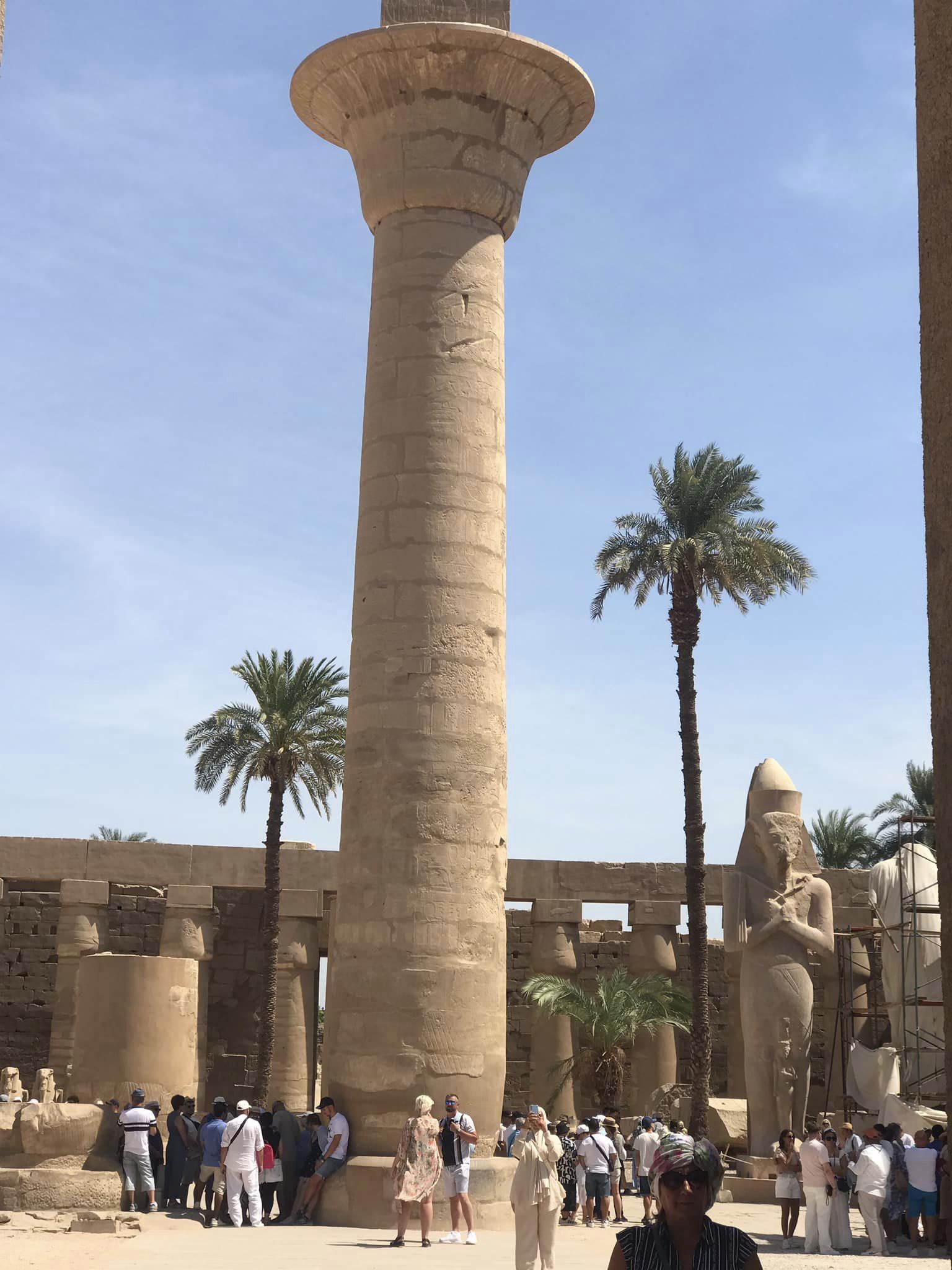السياح يستمتعون بقلب معابد الكرنك السياح يستمتعون بقلب معابد الكرنك