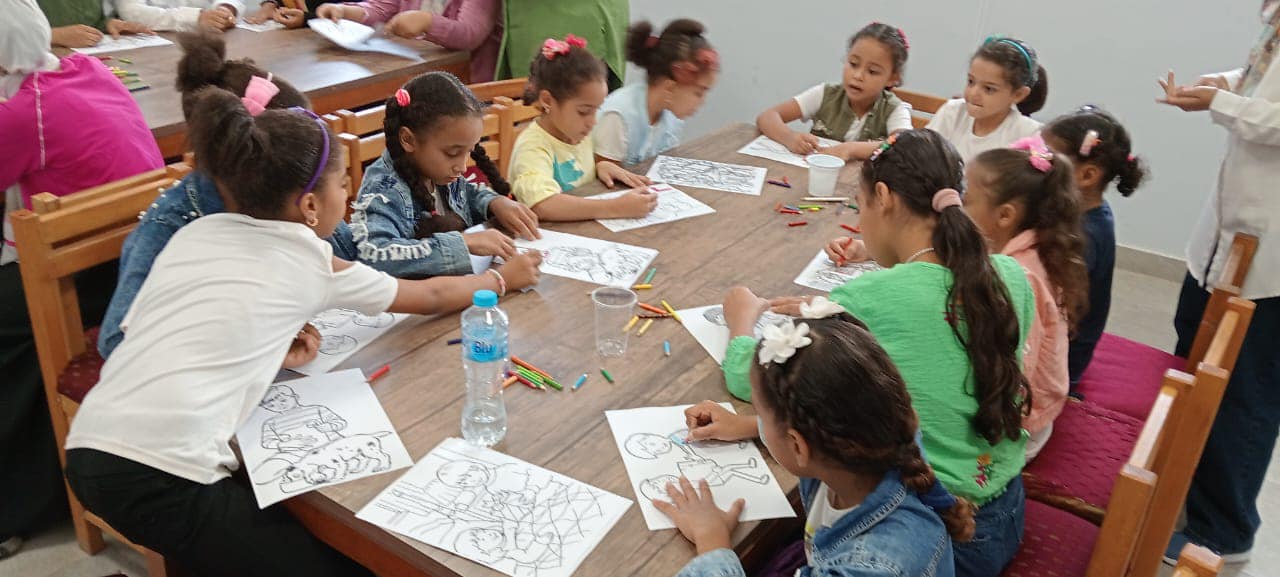 تفاعل الاطفال مع الرسم في ورشة التلوين تفاعل الاطفال مع الرسم في ورشة التلوين