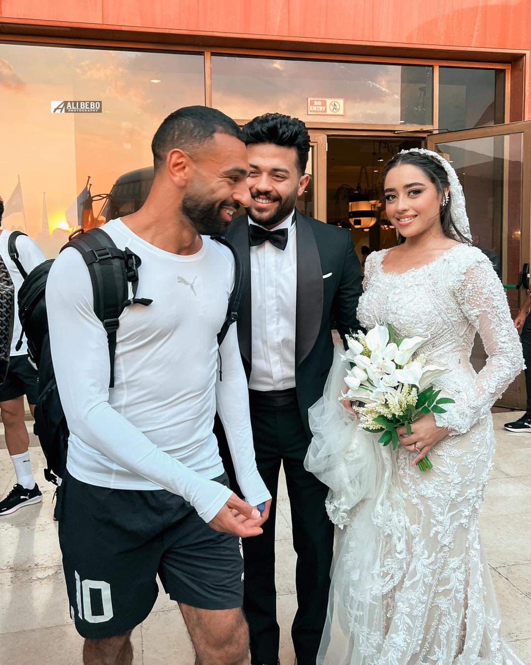 محمد صلاح مع العروس والعريس