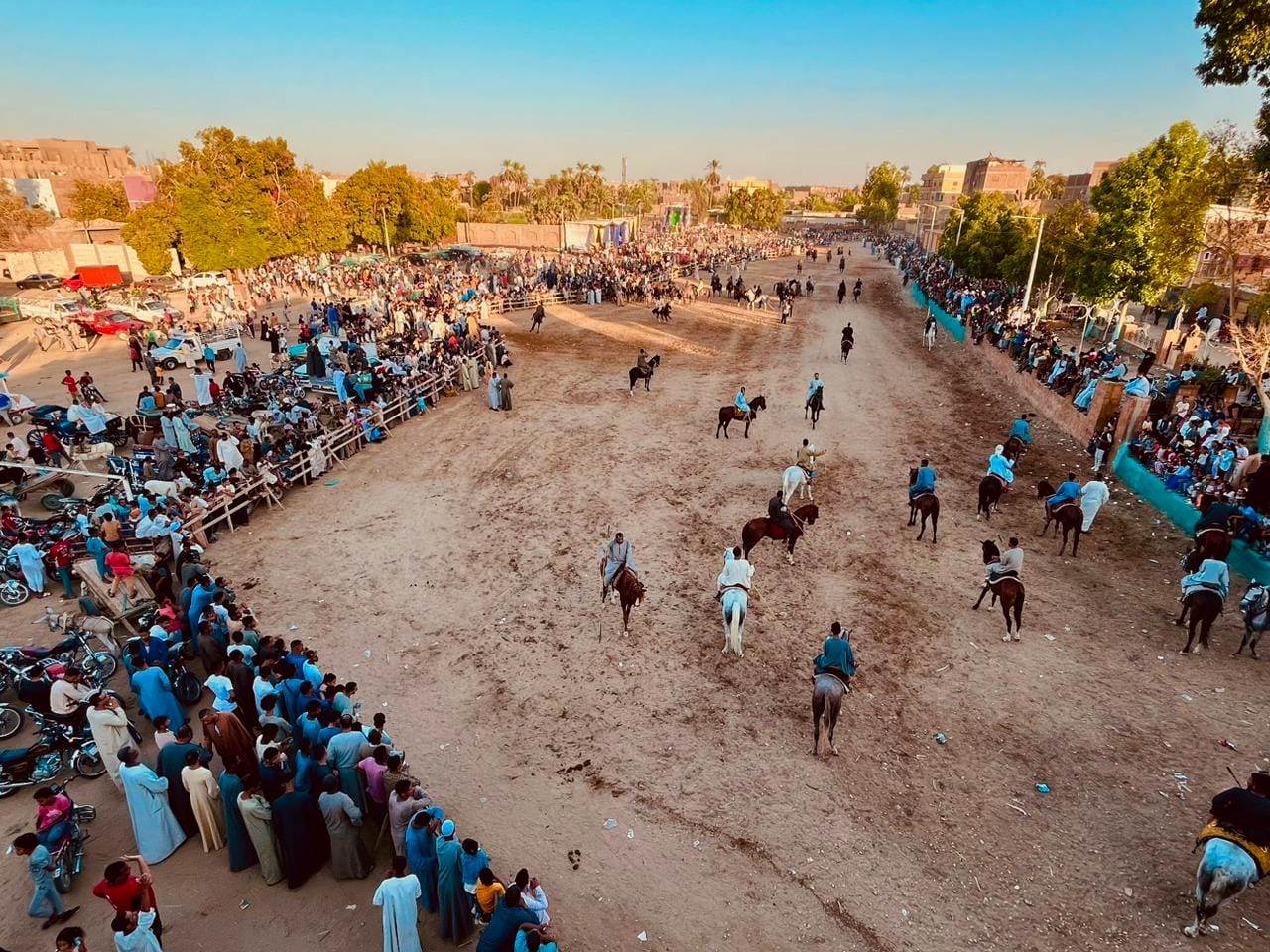 توافد كبير لمتابعة مرماح الخيول فى قرية منشأة العمارى بالأقصر