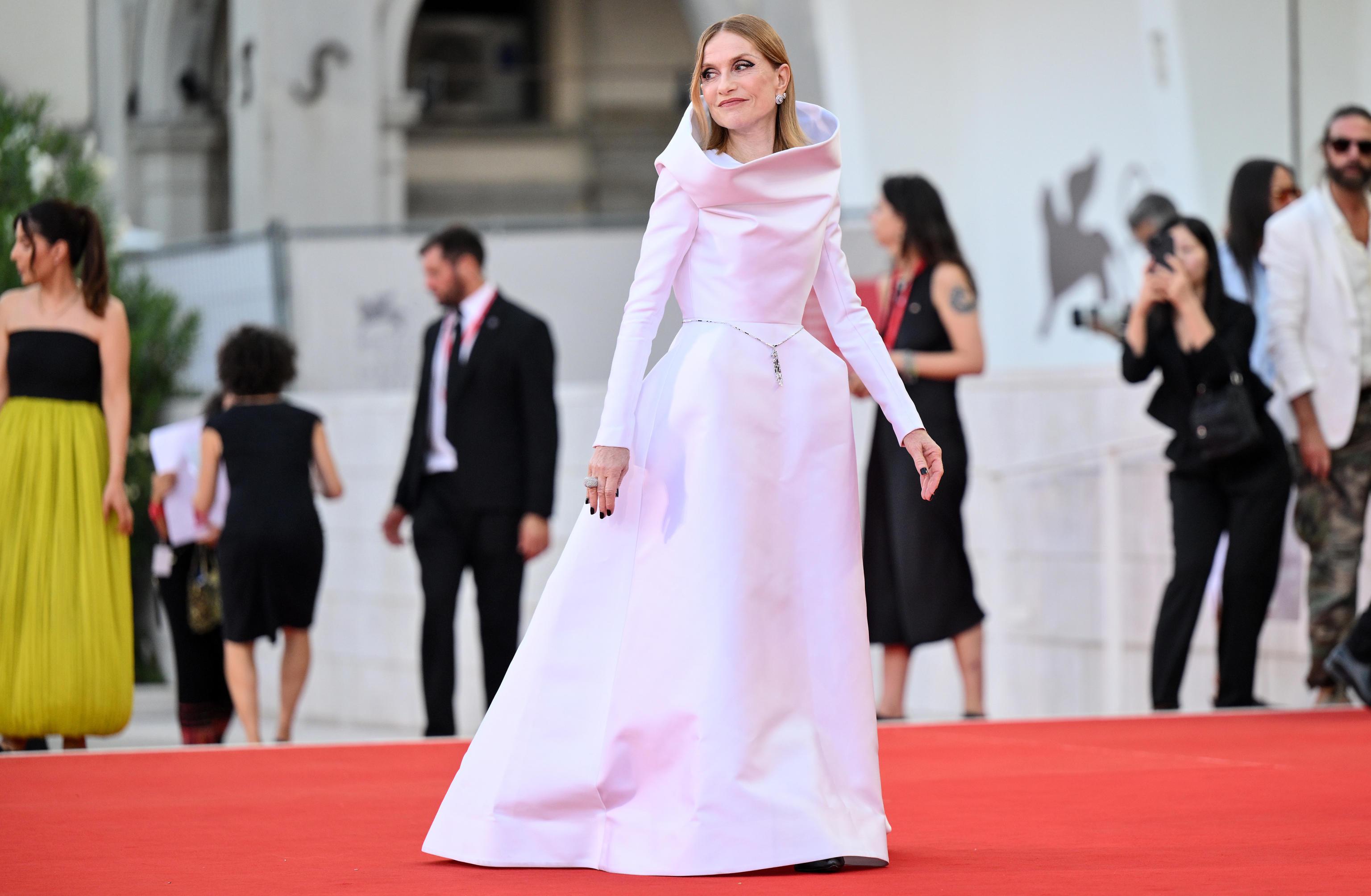 الممثلة الفرنسية إيزابيل هوبير رئيسة لجنة تحكيم مهرجان البندقية السينمائي الدولي في دورته الـ81 الممثلة الفرنسية إيزابيل هوبير رئيسة لجنة تحكيم مهرجان البندقية السينمائي الدولي في دورته الـ81