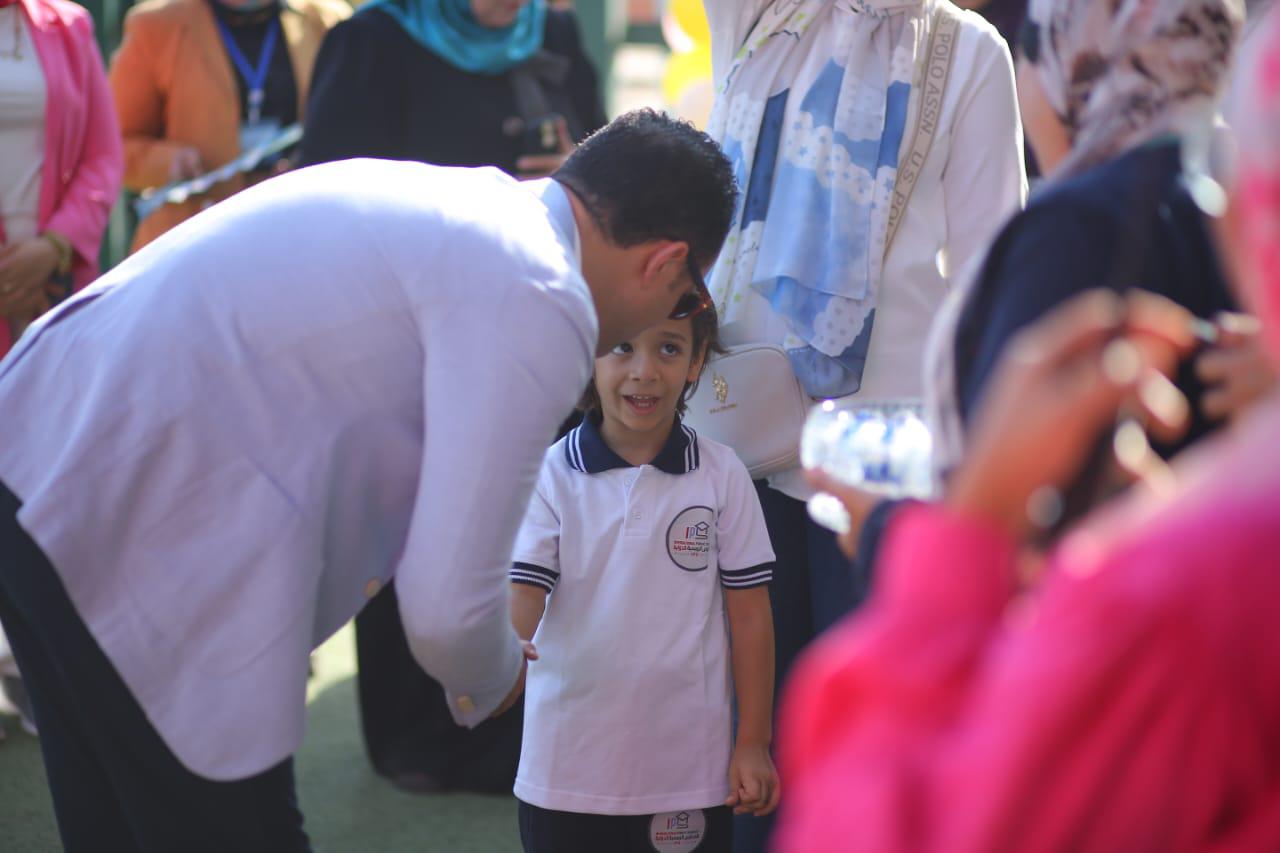 مداعبة مدير المدرسة للأطفال