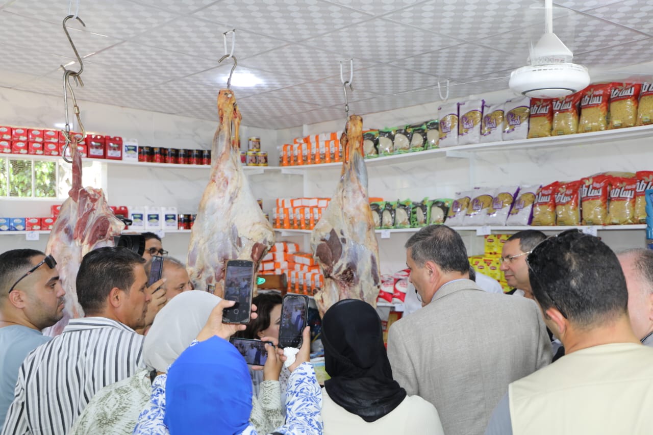 ‫ وزير الزراعة يفتتح منفذ للسلع الغذائية بالدقهلية