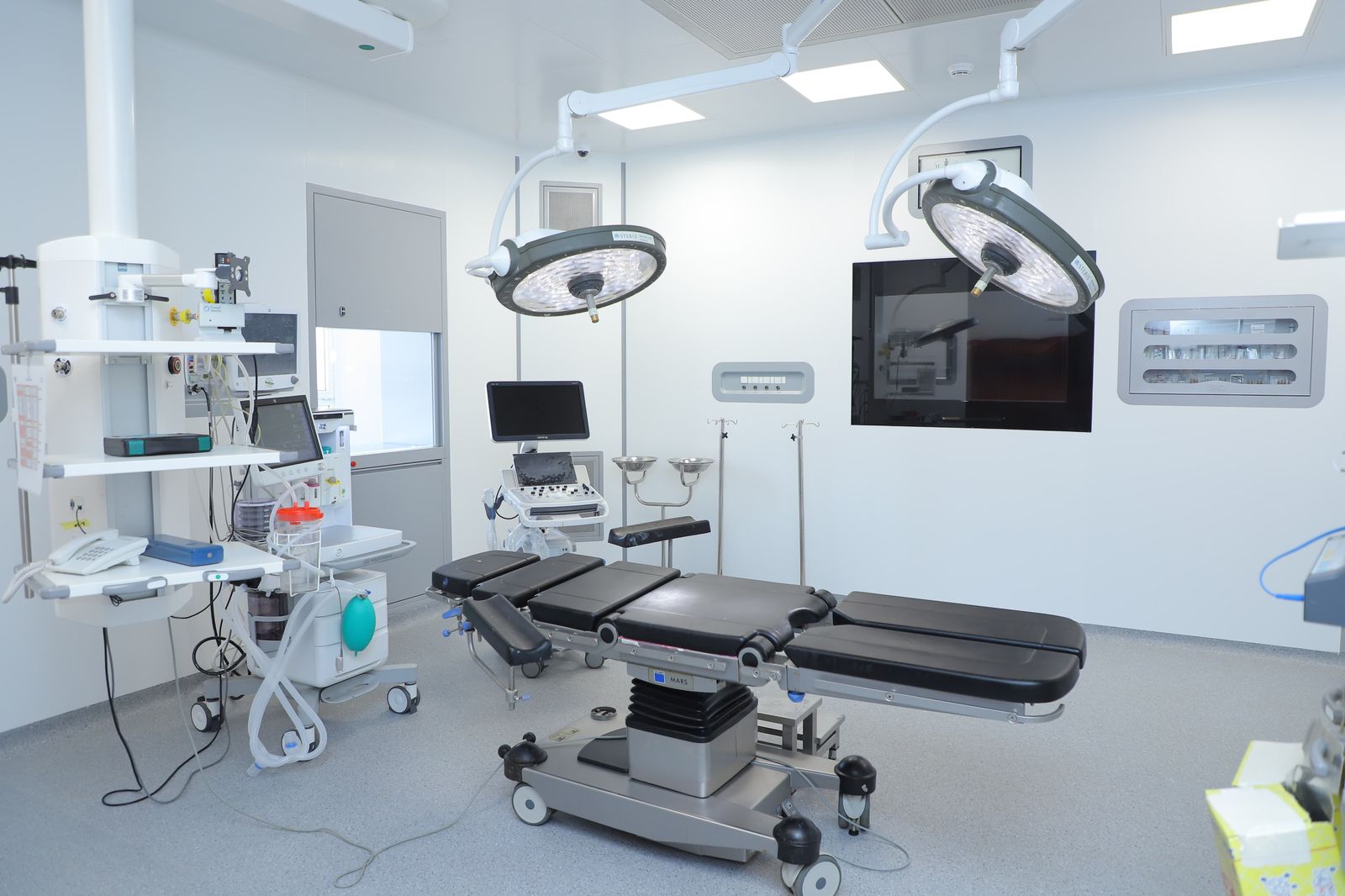 إحدى غرف مجمع العمليات الجراحية الجديدة إحدى غرف مجمع العمليات الجراحية الجديدة