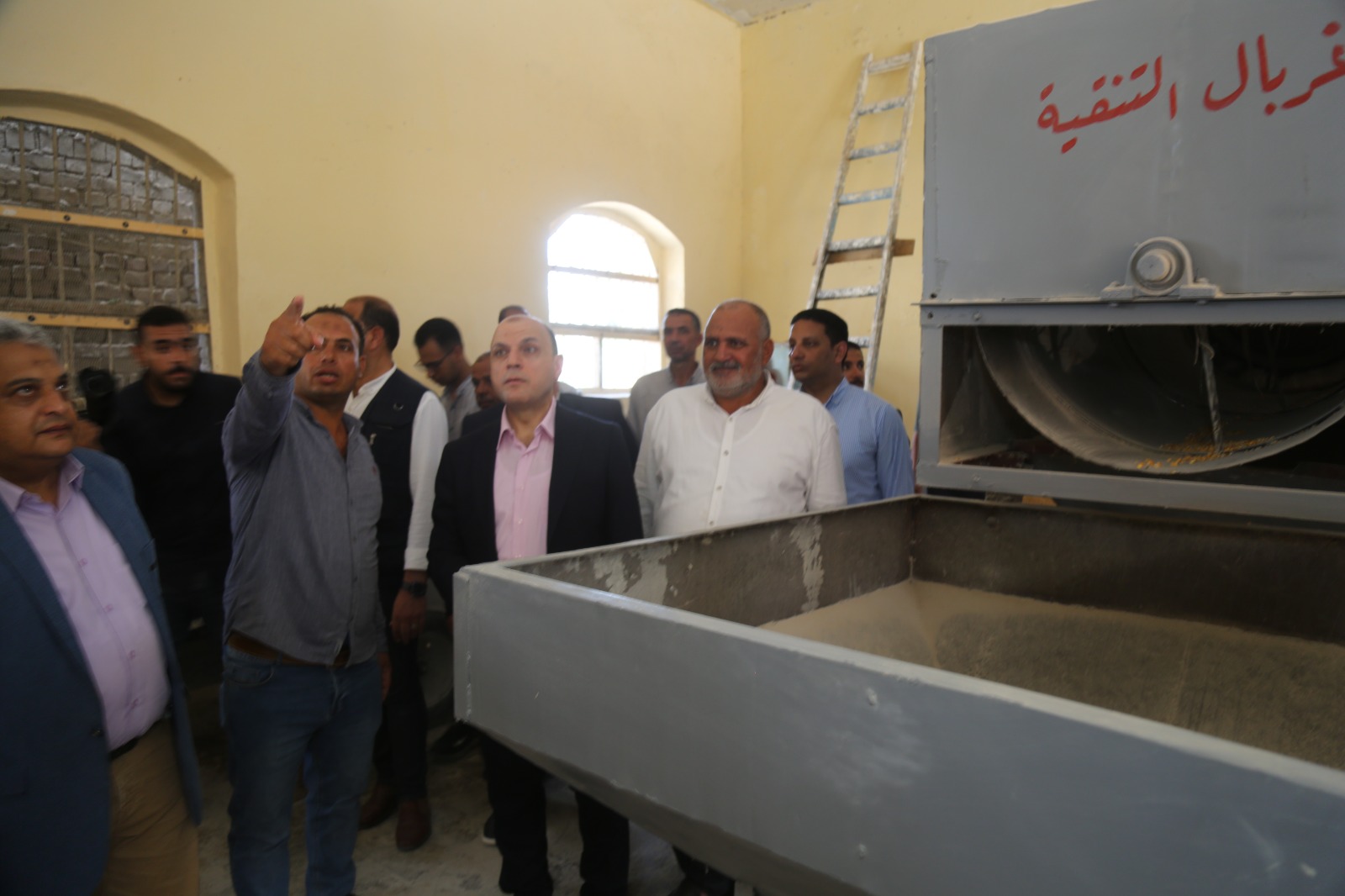 جانب من تفقد المحافظ لمصنع الأعلاف