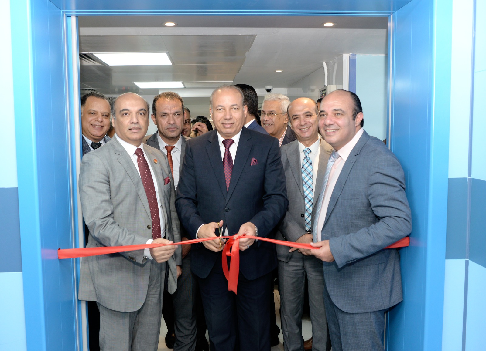 لحظة قص الشريط لحظة قص الشريط