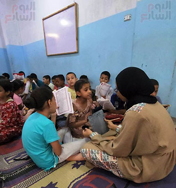 تعليم-الأطفال-على-اللوح-داخل-المدرسة-القرآنية تعليم-الأطفال-على-اللوح-داخل-المدرسة-القرآنية