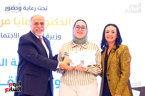 وزيرة التضامن الاجتماعي تكرم الطلبة المتفوقين من ذوي الهمم وزيرة التضامن الاجتماعي تكرم الطلبة المتفوقين من ذوي الهمم