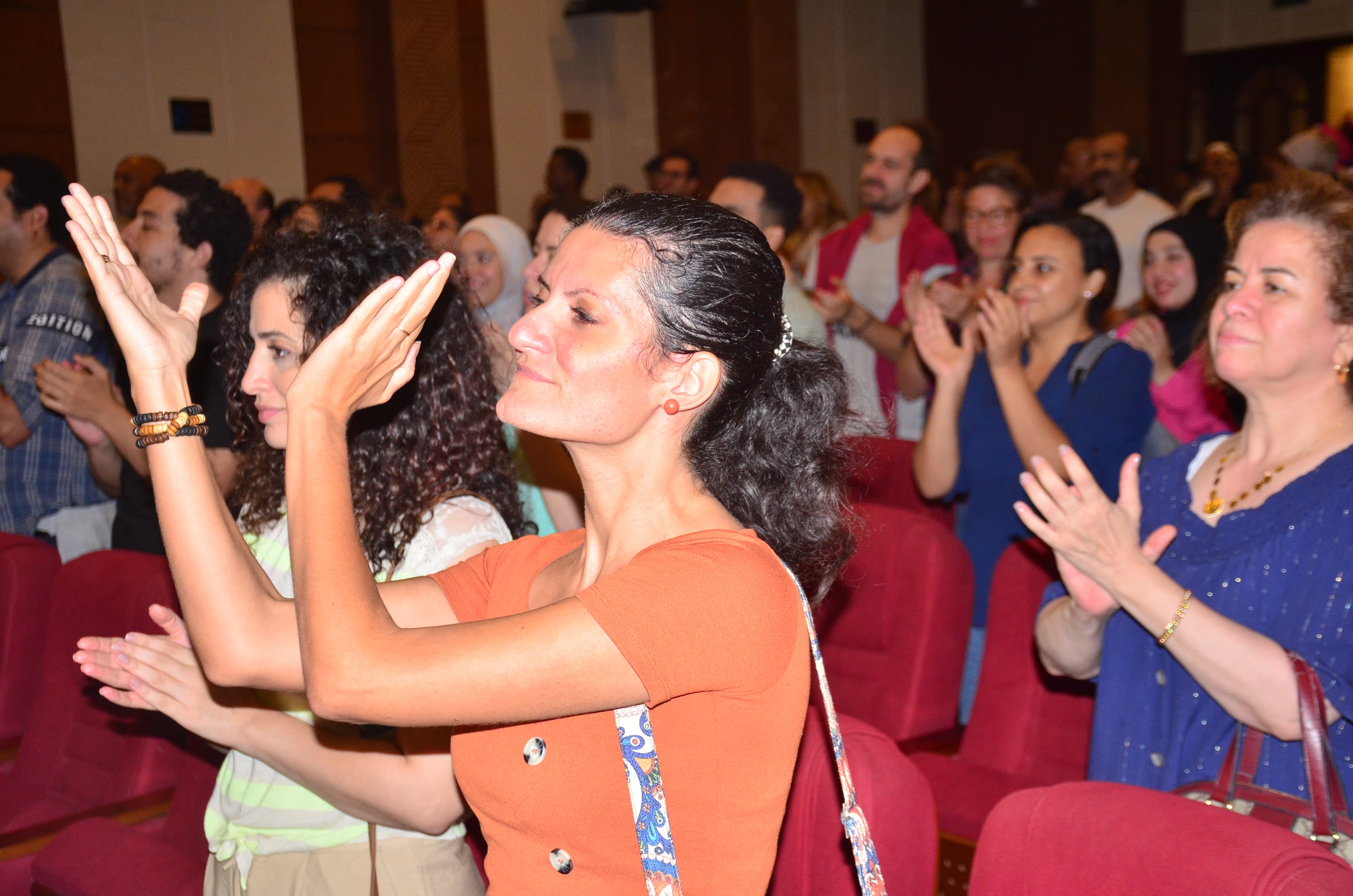 الجمهور العربي والجالية العربية والأجنبية يشاهدون عروض المسرح التجريبي (3)