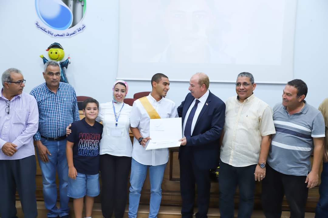 اللواء محمود نافع وأبناء العاملين بالشركة اللواء محمود نافع وأبناء العاملين بالشركة